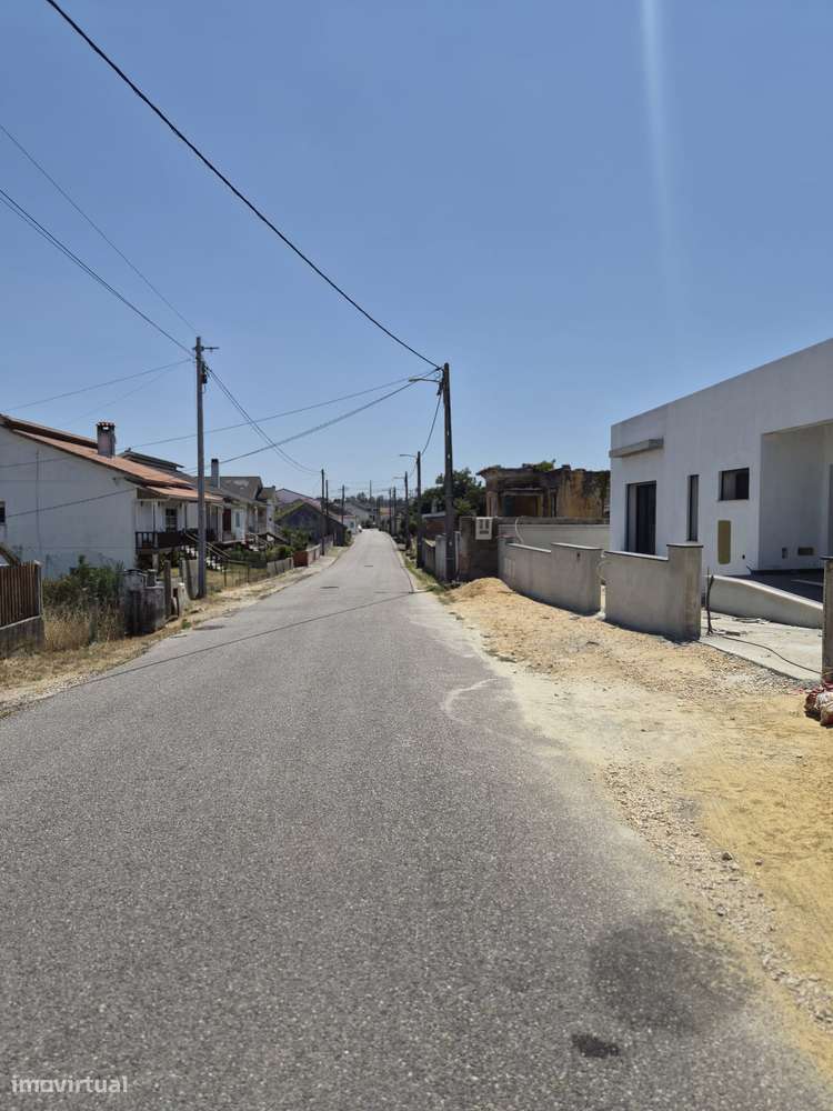 Moradia T3, térrea, geminada com garagem e jardim. Fração "A"-16