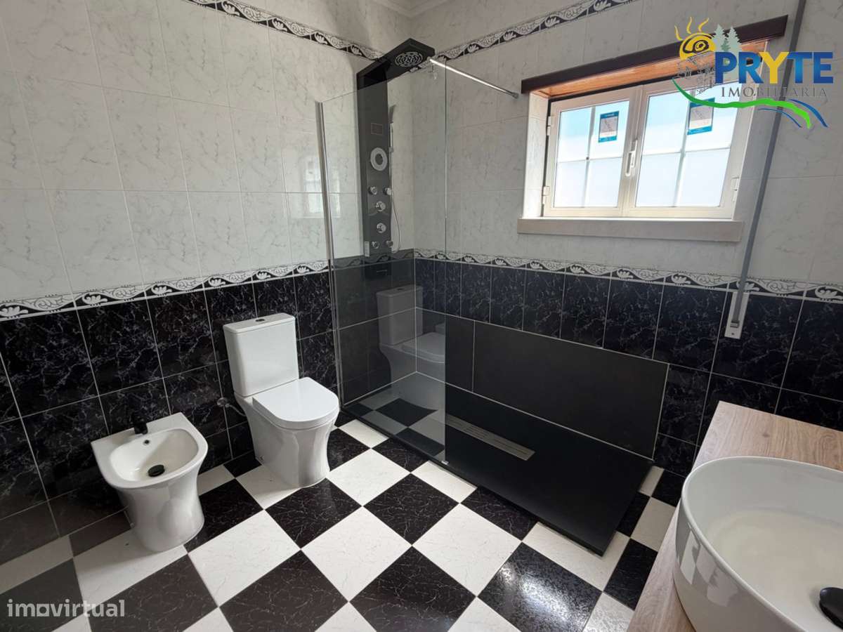 Moradia em Excelentes Condições com Amplo Terreno - Oportunidade Única-18