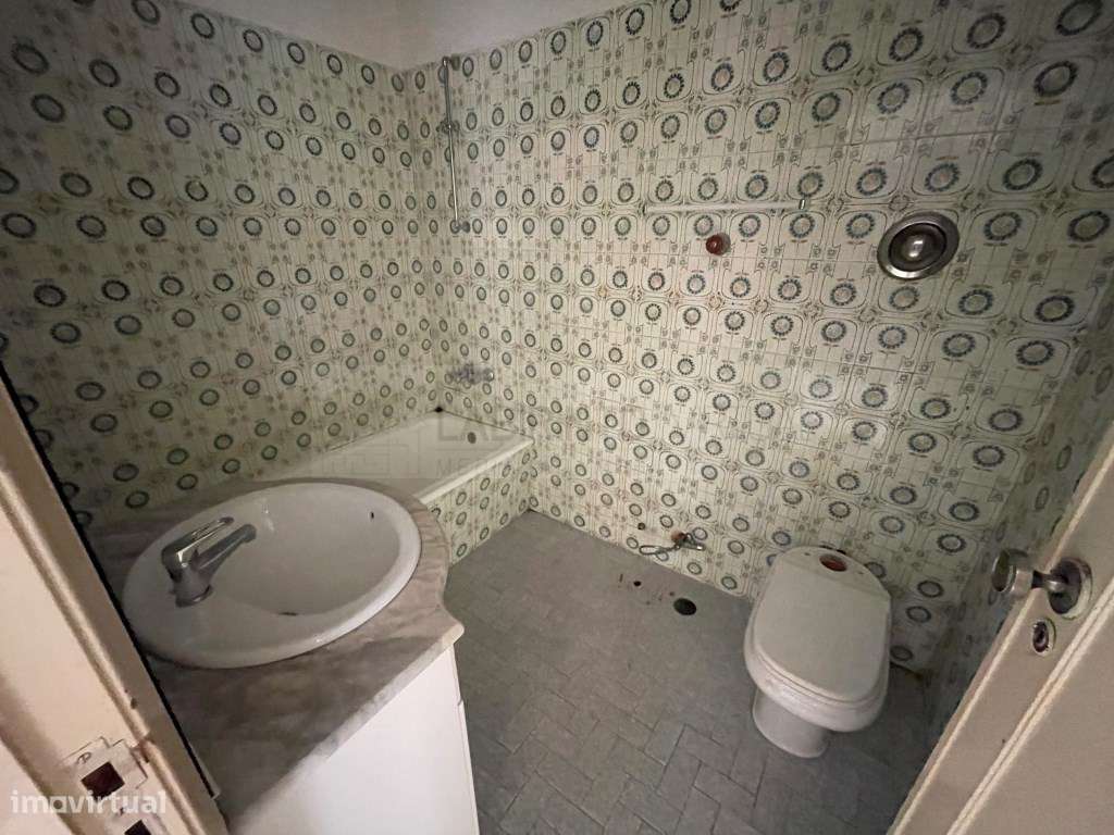 Vende-se T2 com varandas e arrecadação em Oeiras-15