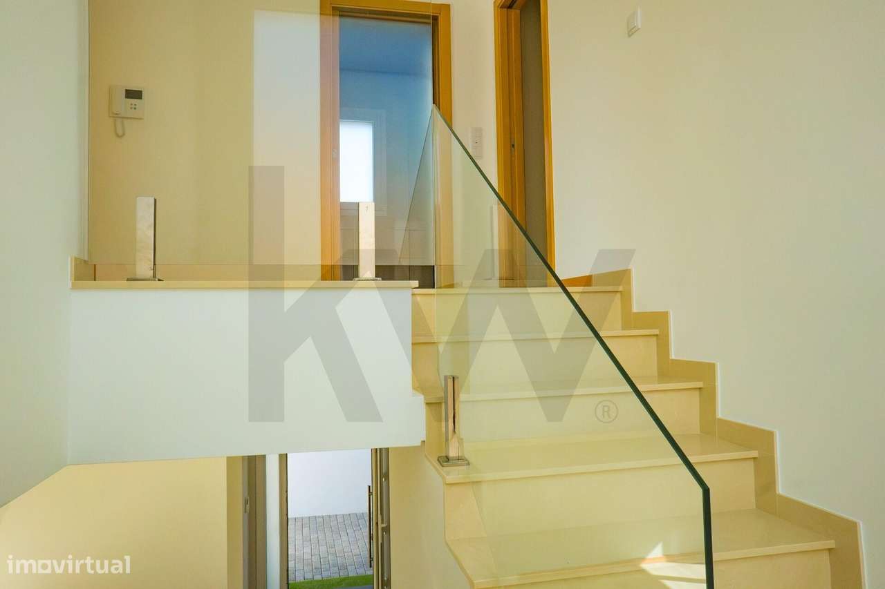 T3 Isolada em Famões: A Estreia Perfeita para a sua Família-22