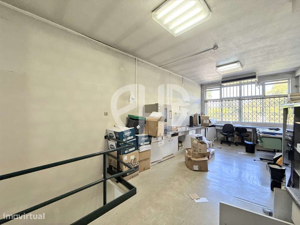 Edifício Comercial 2 Pisos // Rua do Padrão - Pedroso-17