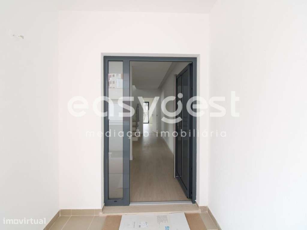 Moradia Geminada M4 com acabamentos de qualidade superior! - Grande imagem: 2/38