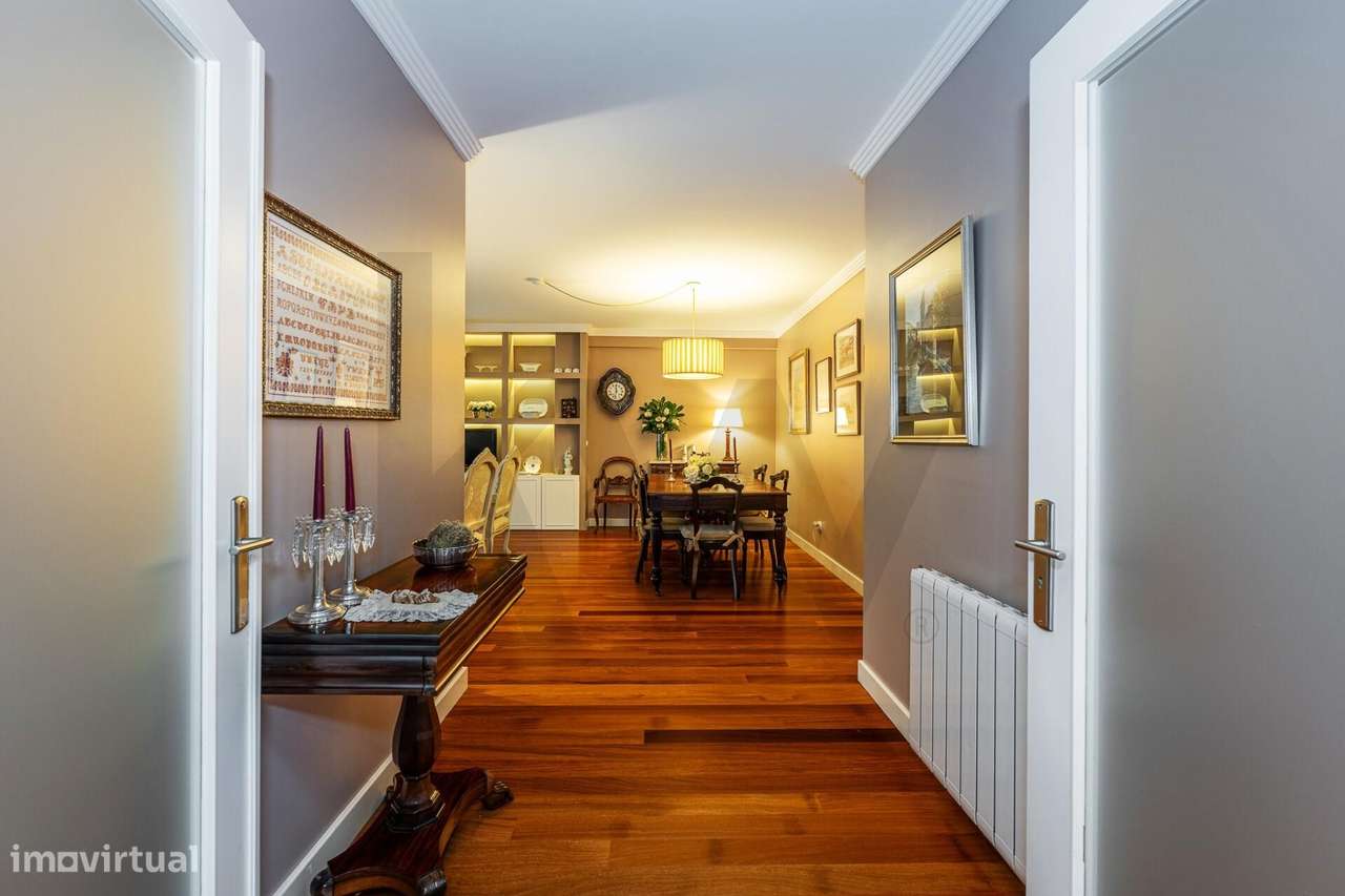 Excelente T5  em Condominio Fechado a Marechal Gomes da Costa, Porto-13