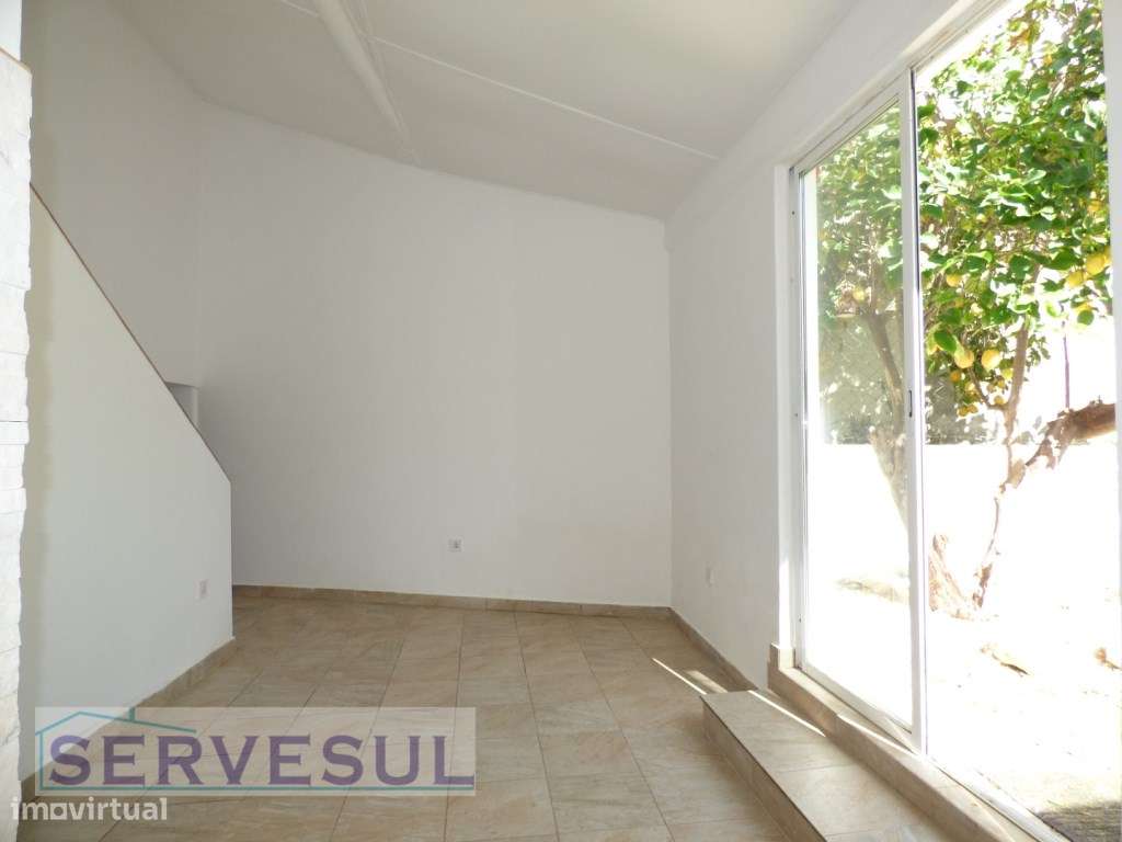 Casa Tradicional, com dois pisos, 4 quartos, dividida em duas habit...-13