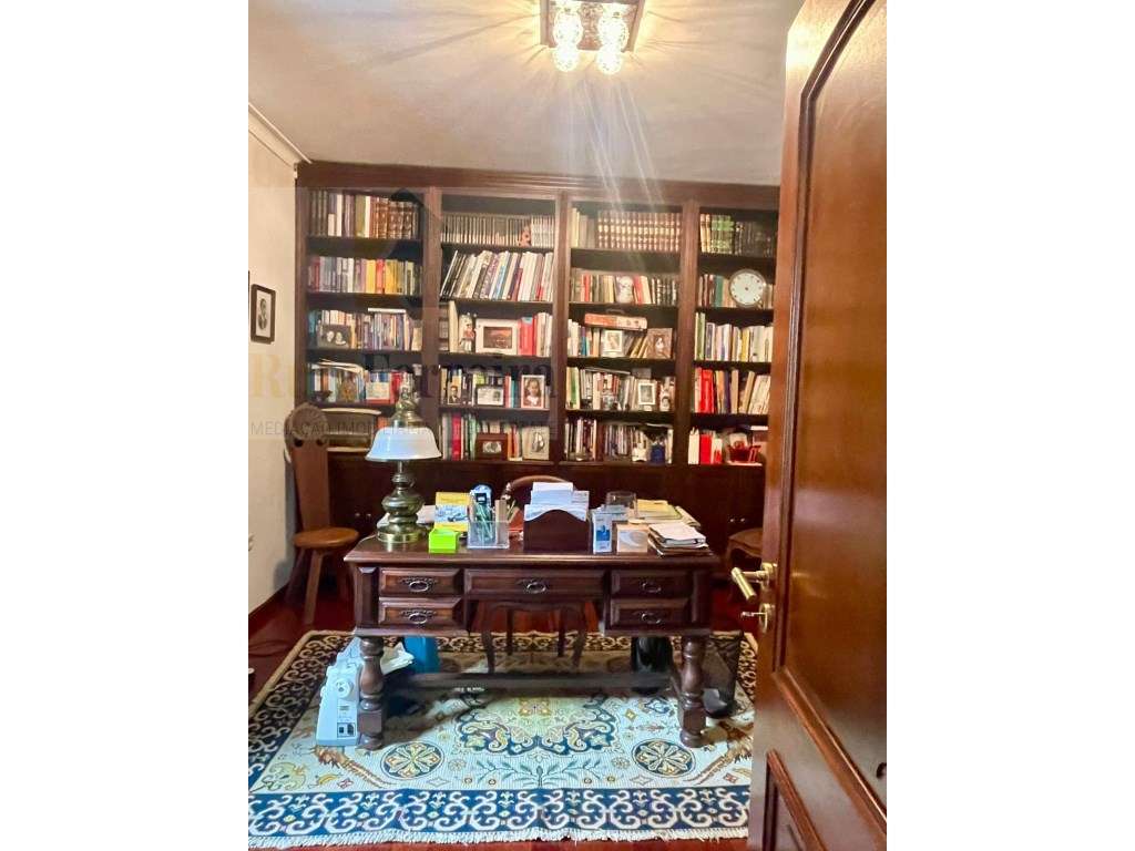 Moradia T5 com jardim privado e garagem !!-16