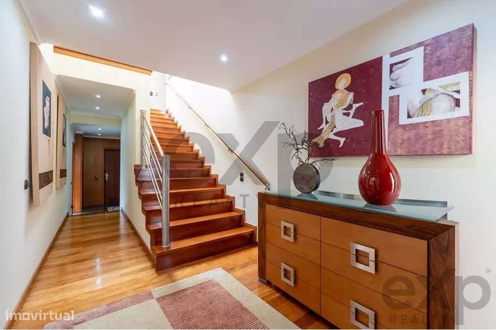 Ampla Moradia Familiar em Valongo com Piscina e Sala com Mezzanine - Grande imagem: 4/47