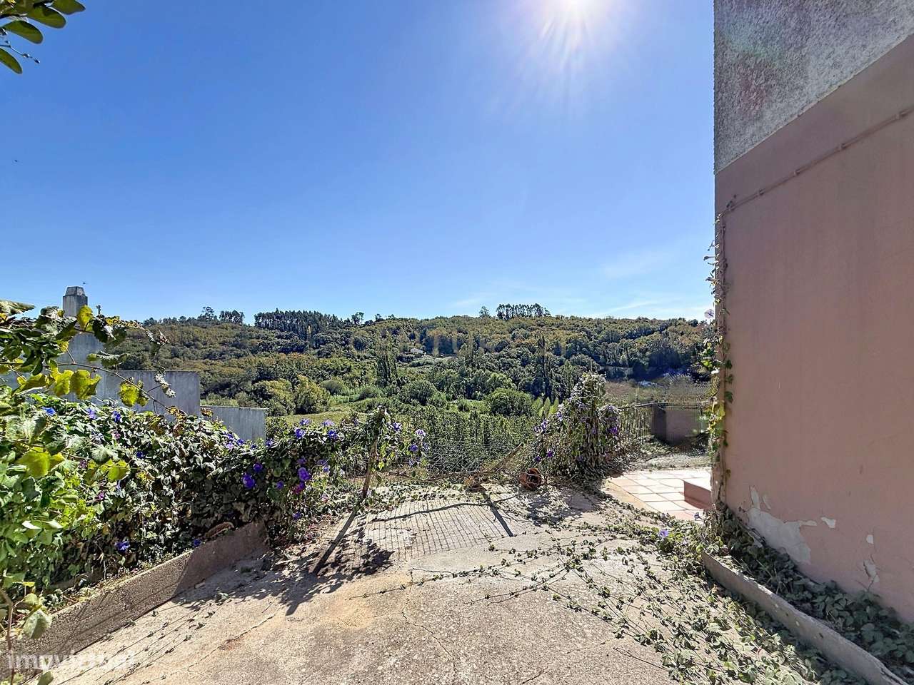 Moradia Espaçosa com 5 Quartos, Garagem Dupla e Vistas Deslumbrantes s-54