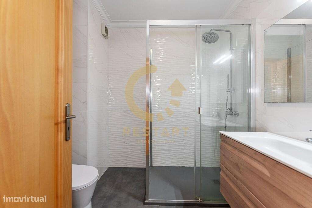 Apartamento T3 com excelente exposição solar, box fechada e junto ao m-9