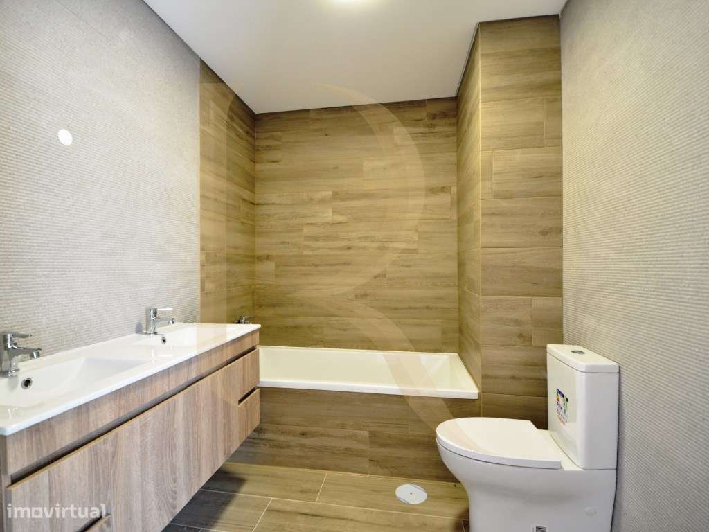 Moradia geminada nova T3 com garagem e terraço na Quinta do Conde-18