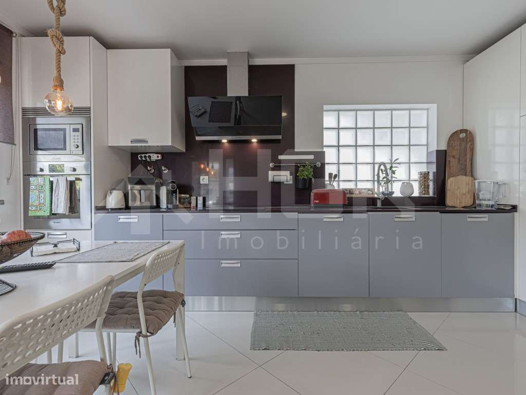 MORADIA V4 | SEMI-NOVA | 2 PISOS | GARAGEM | EXCELENTES ACESSOS ROD...-5