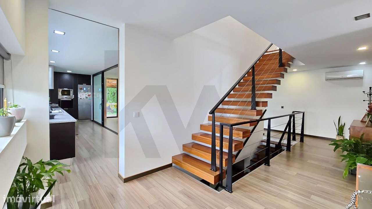 Moradia T4 isolada, arquitetura contemporânea, em excelente estado, co - Grande imagem: 4/51