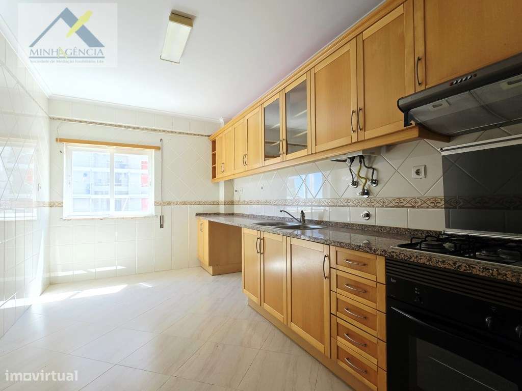 Apartamento T2 com arrecadação no Bairro Afonso Costa em Setúbal-1