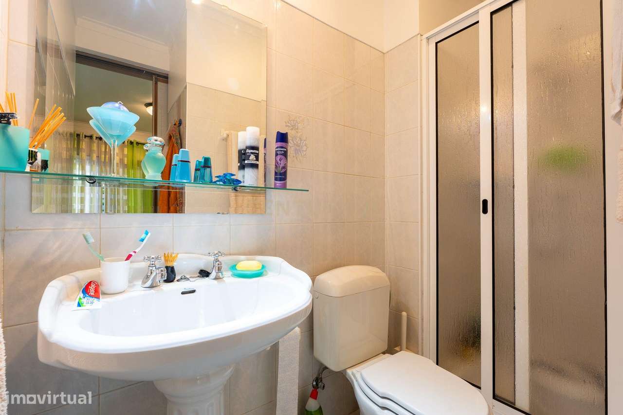Apartamento de tipologia T2, com box e varandas, localizado em Rio de-21