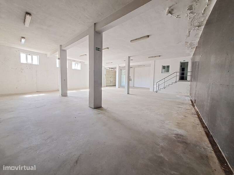 Armazém em São João da Madeira - Grande imagem: 2/24