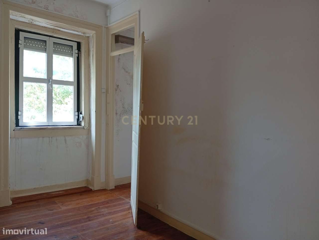 Apartamento para remodelação total situado na zona oriental (a 10m a p-8
