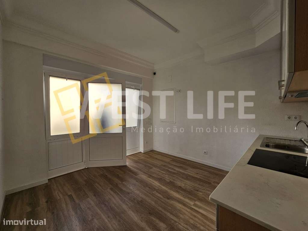 GARAGEM convertida em T2 no CENTRO da vila a um passo da Praia do S... - Grande imagem: 2/12