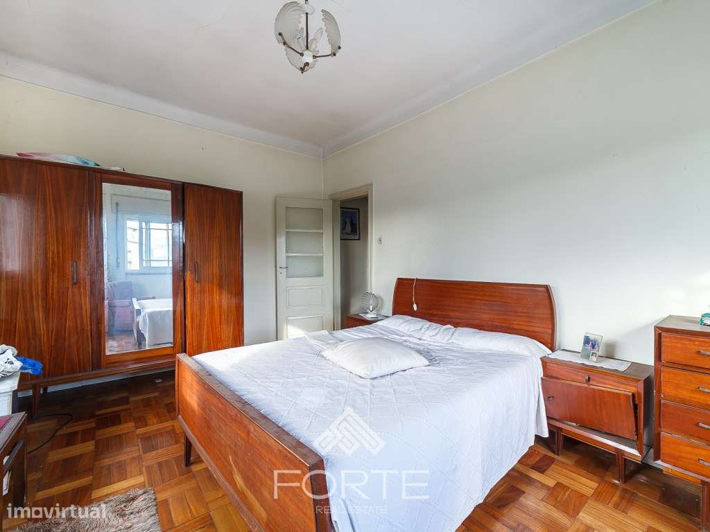 Moradia com pavilhões industriais e terreno-8