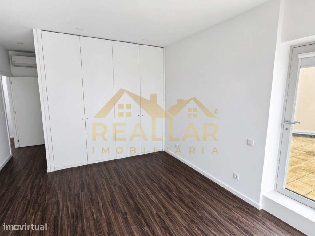 Apartamento T3 Renovado em Lordelo do Ouro - Porto-9