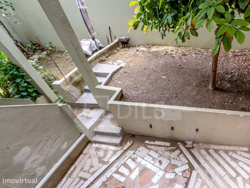 Apartamento T2 com terraço, para reabilitar nos Anjos, Lisboa-18