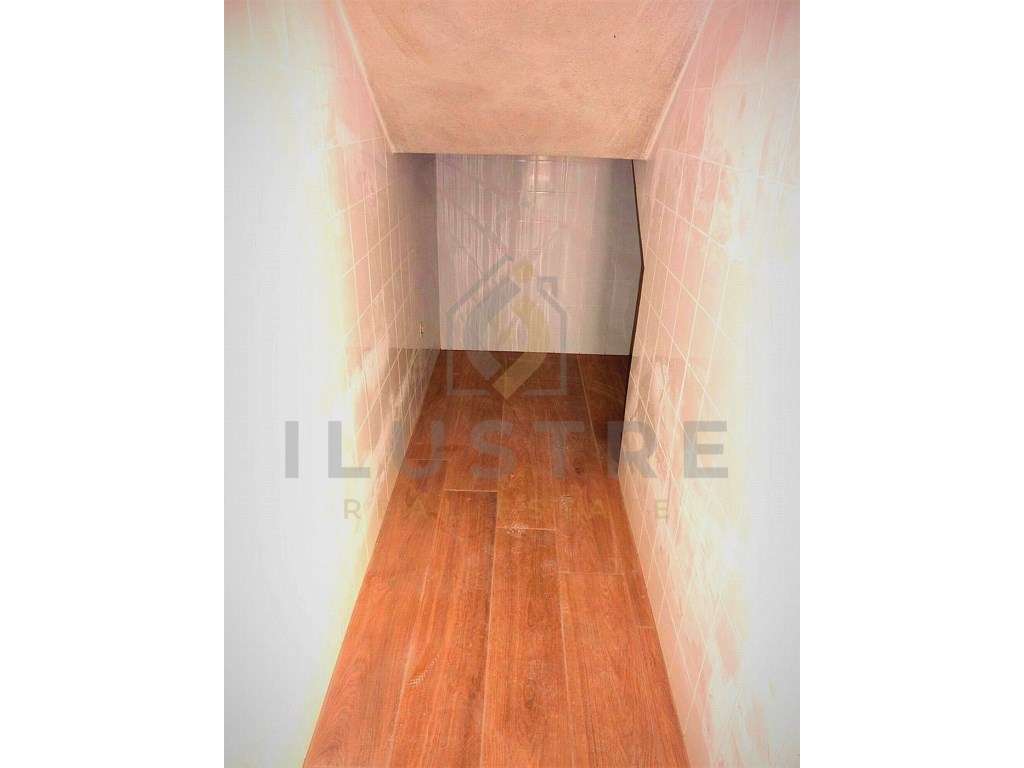 Moradia isolada com áreas generosas e piscina nos Foros da Amora-5