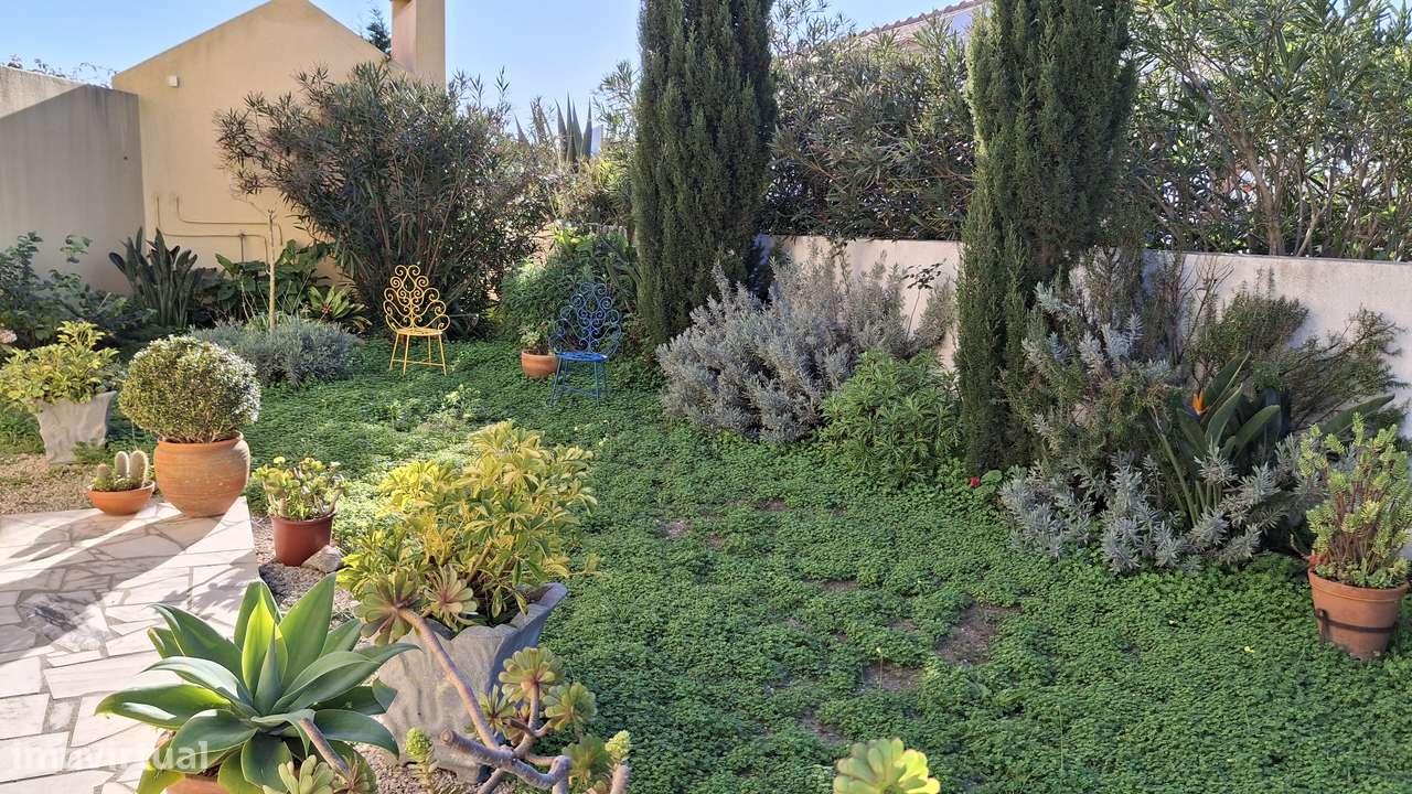 Magnifica propriedade constituída por armazém e moradia bi-familiar.-23