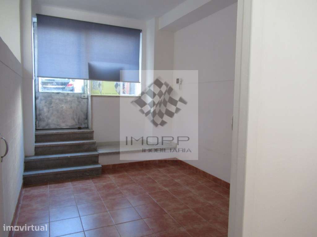 Loja com excelente localização na Reboleira-8