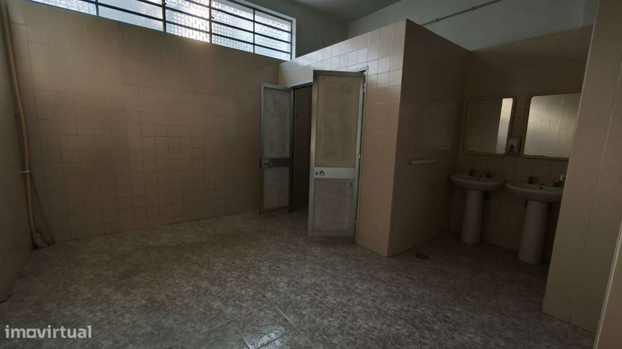 Armazém com 1100m2 área, com logradouro - Serzedo-7