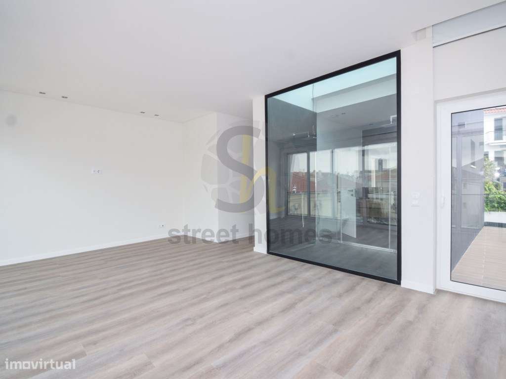 Moradia Nova V4 no Centro da Parede-20