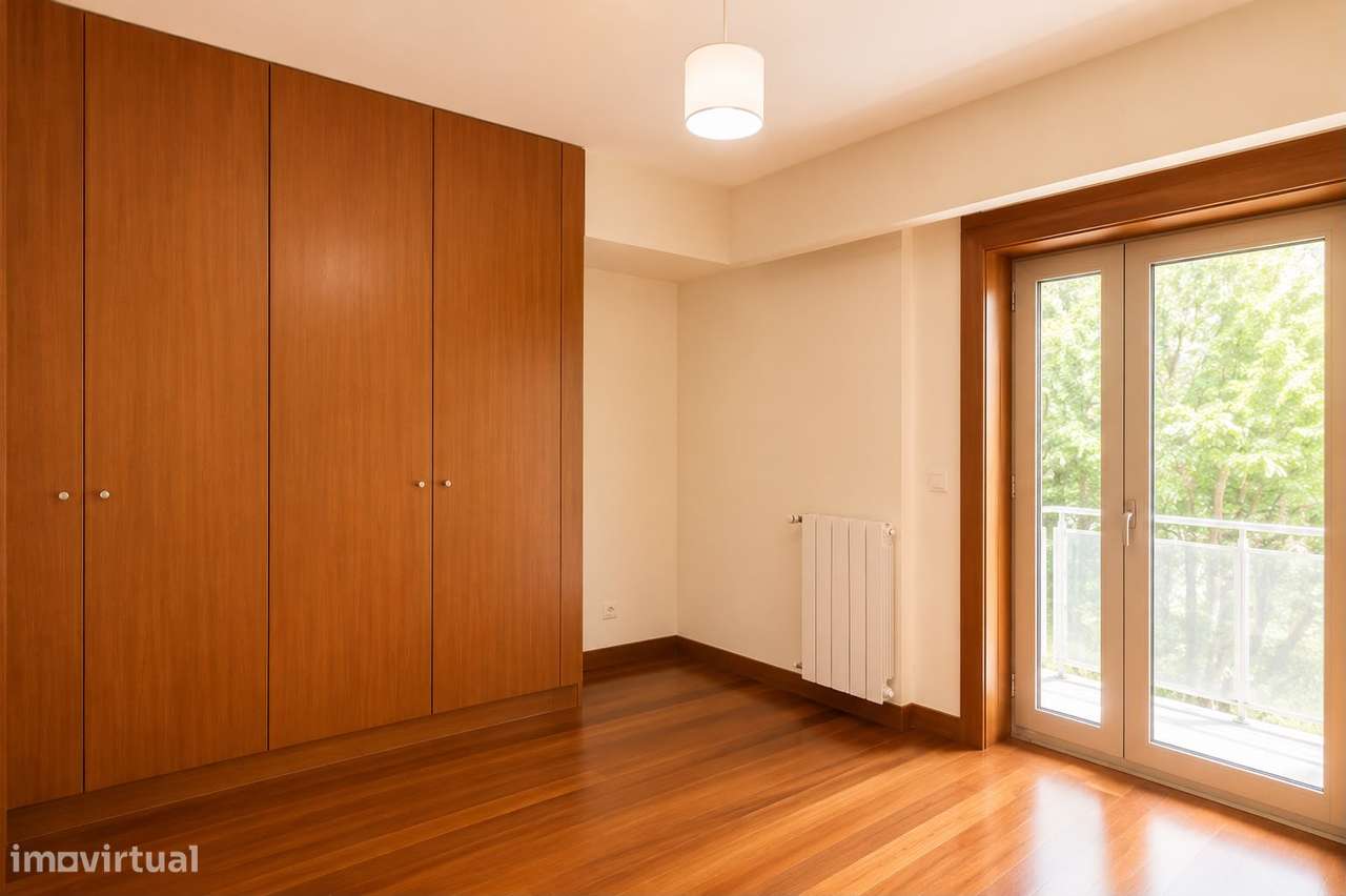 Apartamento T5 com 4 casas de banho e garagem-9
