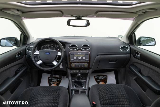 Ford Focus 2.0i Ghia - 8