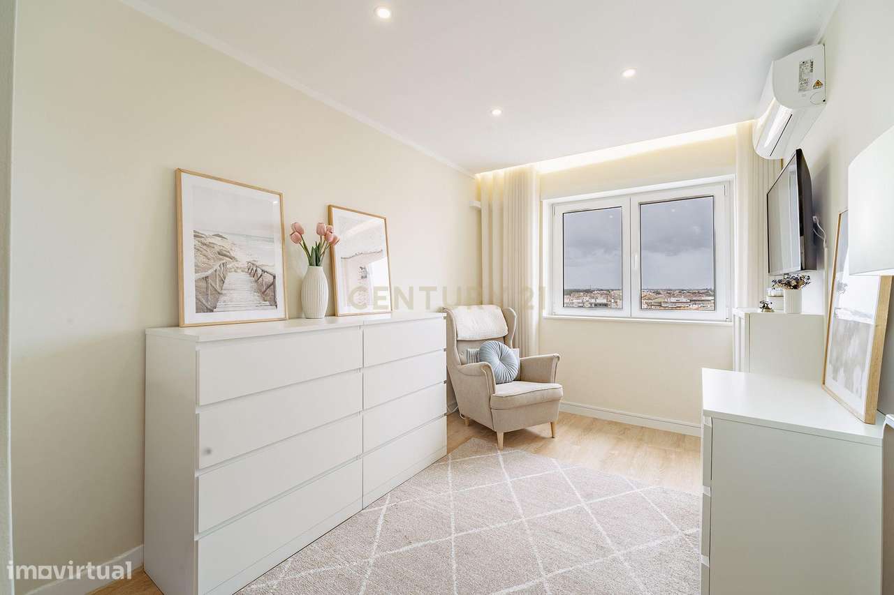Apartamento T2 Remodelado na Torre da Marinha-14