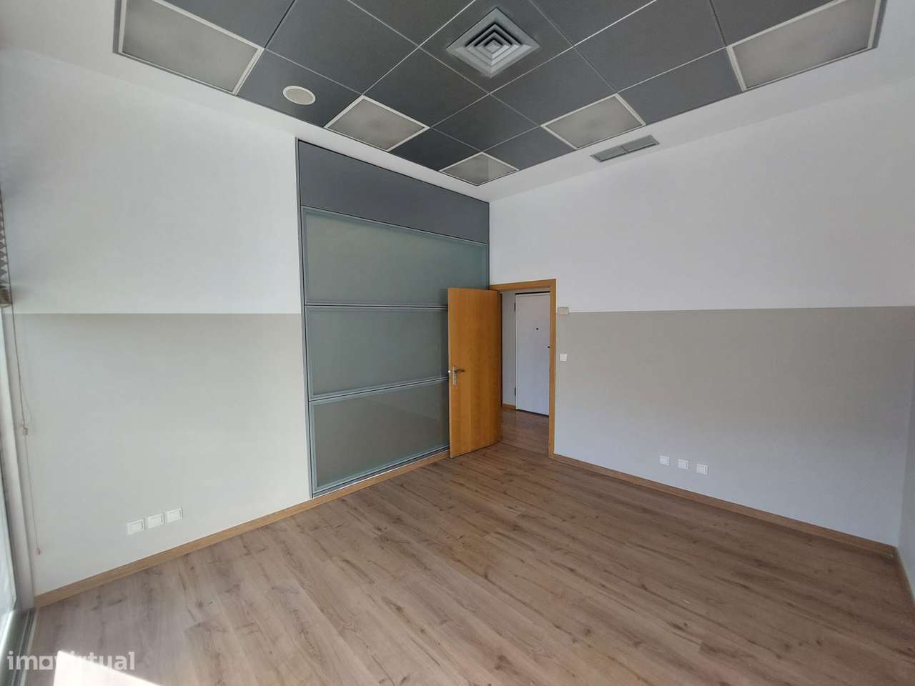 Escritório (5 Salas) - 2 Estacionamentos - Grande imagem: 3/14