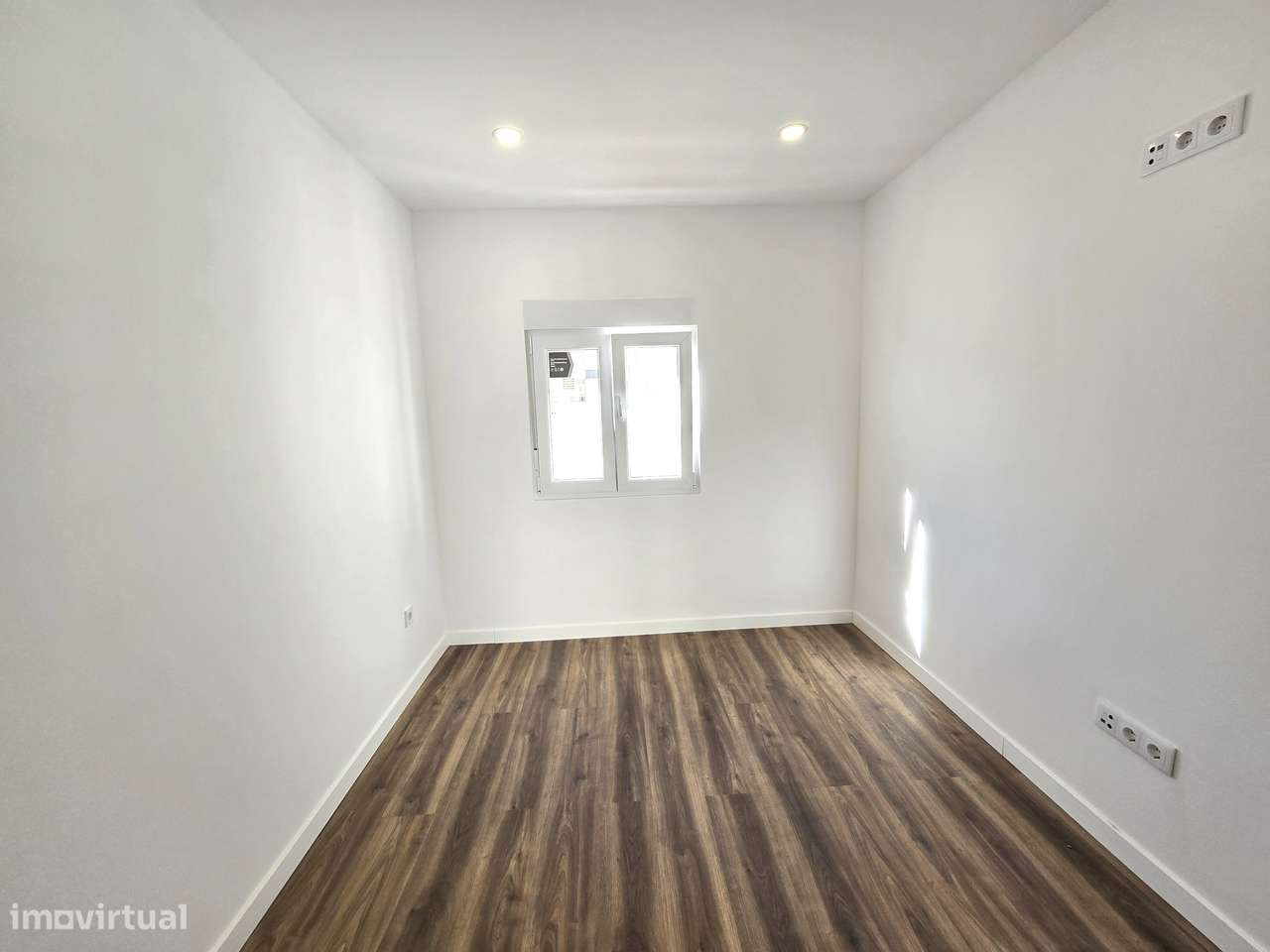 Fantástica Moradia T2 Totalmente Renovada, Independente em Setúbal-7