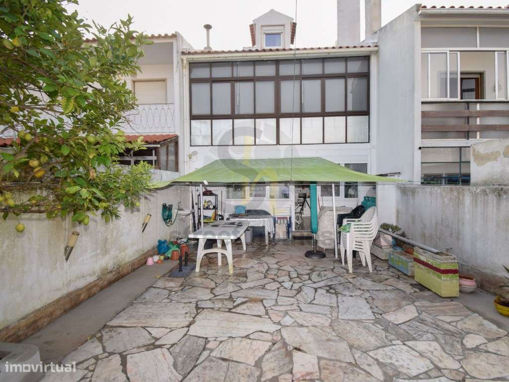 Moradia espaçosa com 2 pisos mais sótão , garagem e espaço exterior...-46