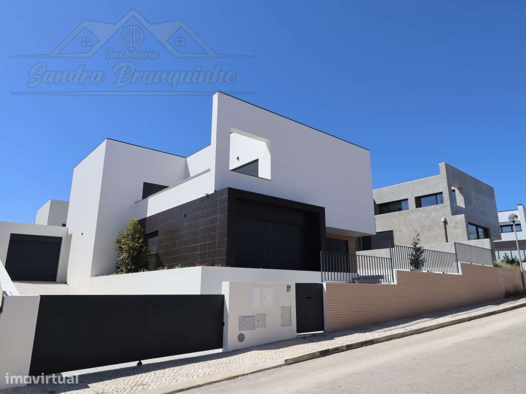 Moradia T5 (NOVA) com Piscina-9
