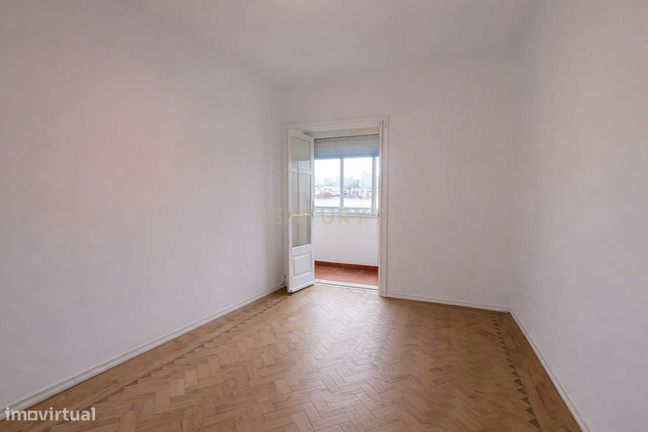 Apartamento T2 com Marquise e Excelente Potencial | Damaia de Cima – A-22