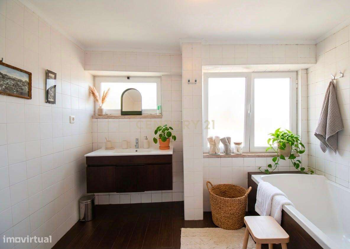 Apartamento com mezzanine e potencial de reconversão na Estrela-10