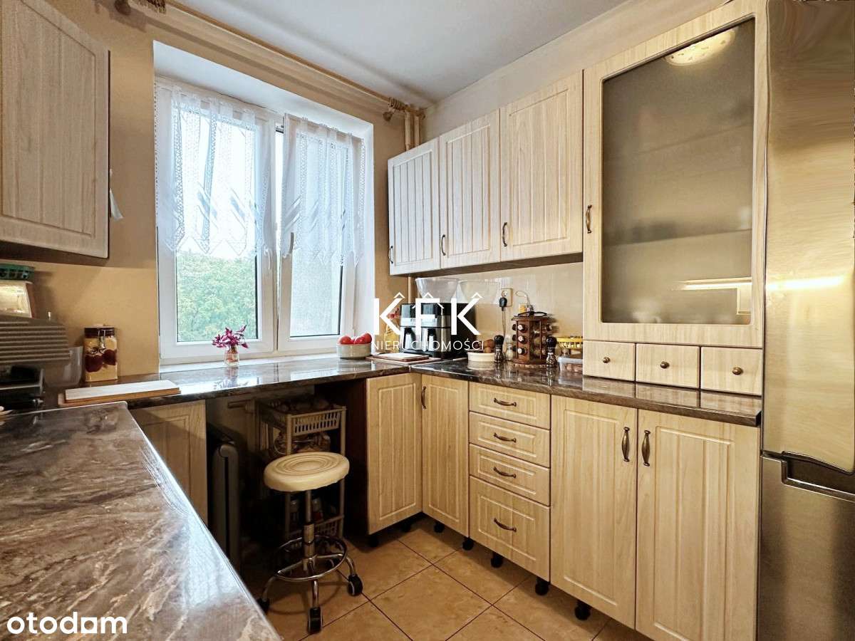 Trzy niezależne pokoje Blok Cegła Balkon FILM-8