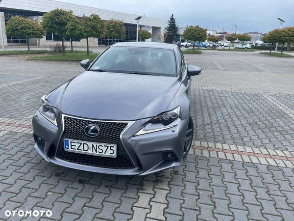 Lexus IS 300h F SPORT - 1