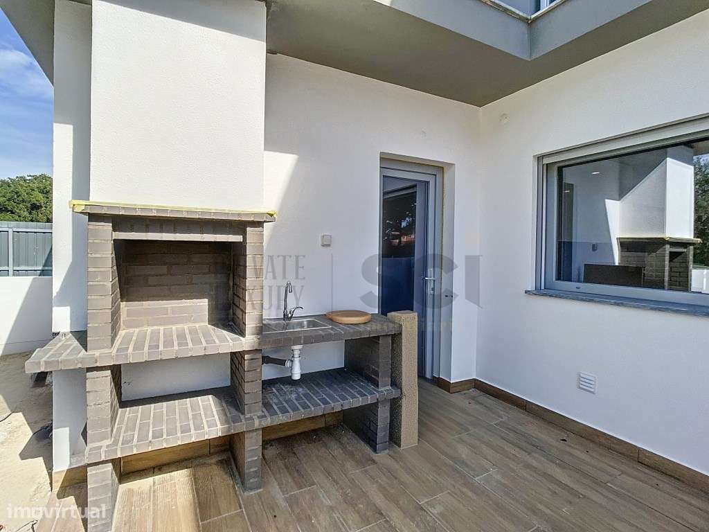 Moradia T4 Térrea Isolada em Azeitão com Piscina e Garagem-10