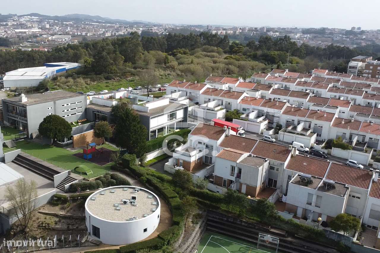 Apartamento T4 totalmente renovado com 160 m² no centro de Nogueira, M-15