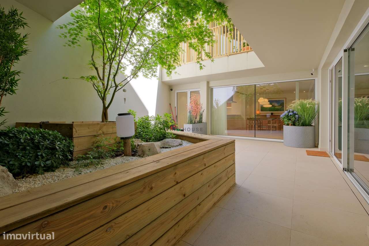 Apartamento T3 em condomínio privado, com terraços e garagem, no Prínc-30