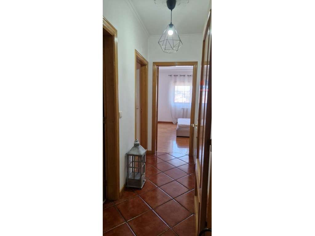 APARTAMENTO T2 COM DUAS FRENTES, SOTÃO E GARAGEM | VILA REAL-9