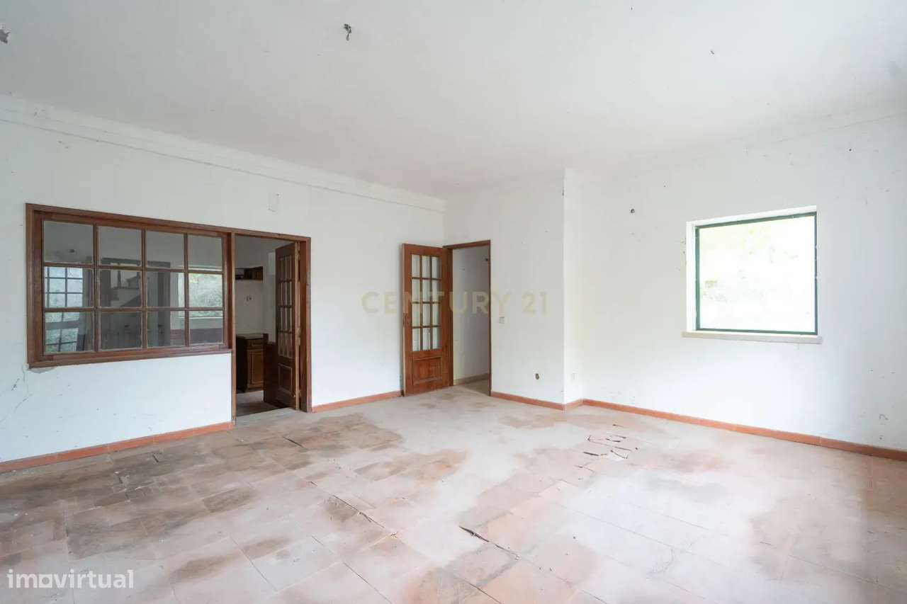 Moradia de dois pisos de tipologia T4 com terreno-0