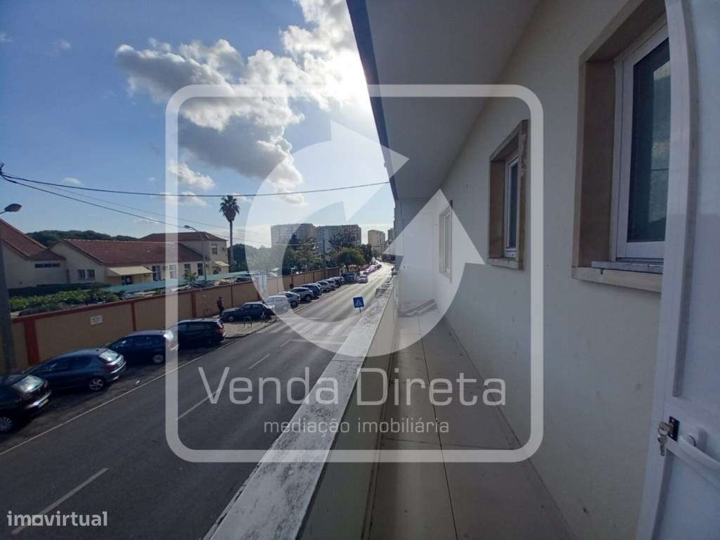 Apartamento T4 remodelado no Laranjeiro-8