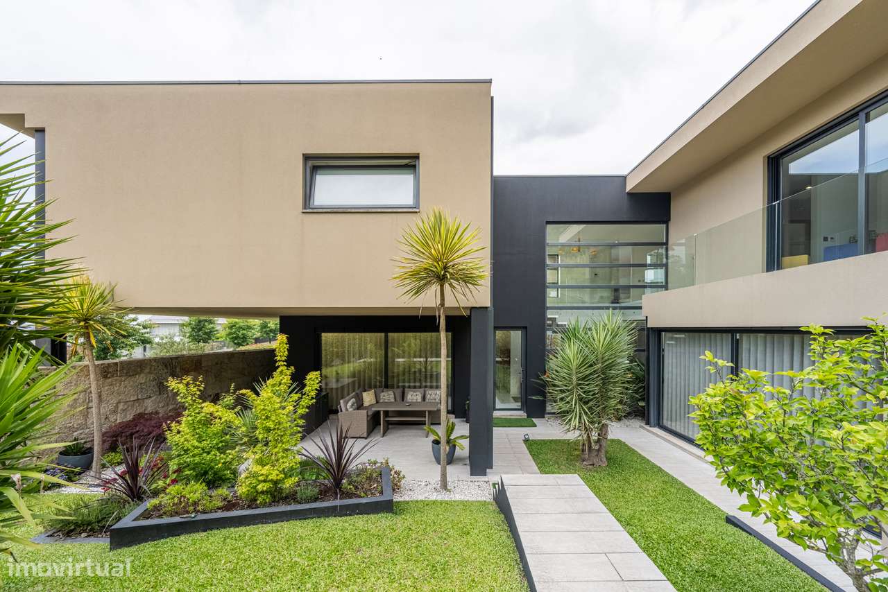 Moradia T4 com Rooftop Panorâmico e Piscina Privativa em GUIMARÃES-22