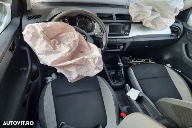 scaune fata bancheta interior tapiterie stop tripla stanga dreapta plafon plafoniera torpedou  Skoda Fabia NJ motor 1.4tdi CUSB  dezmembrez - 5