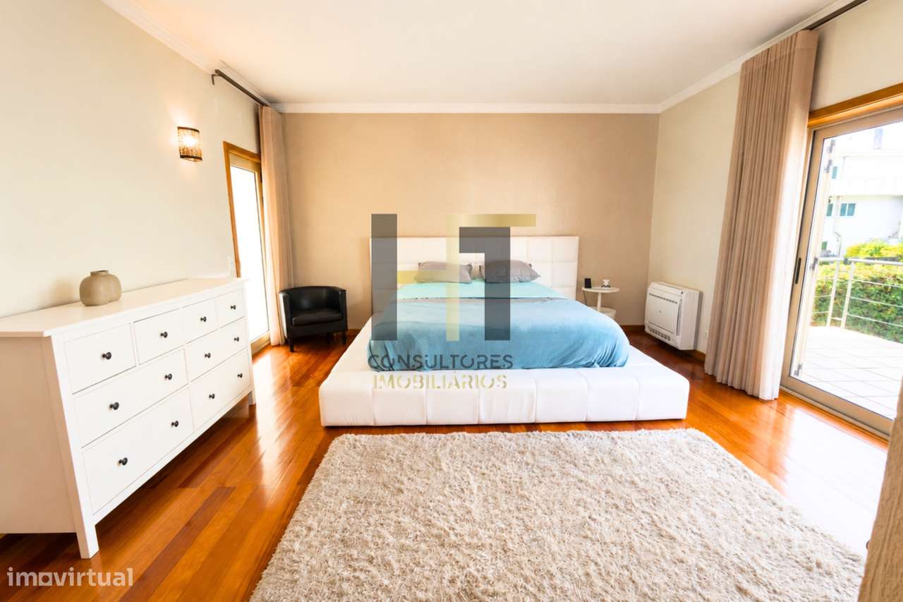 Moradia T3 | 4 Frentes | Piscina, Suite c/ Closet, Garagem 3 Carros |-12