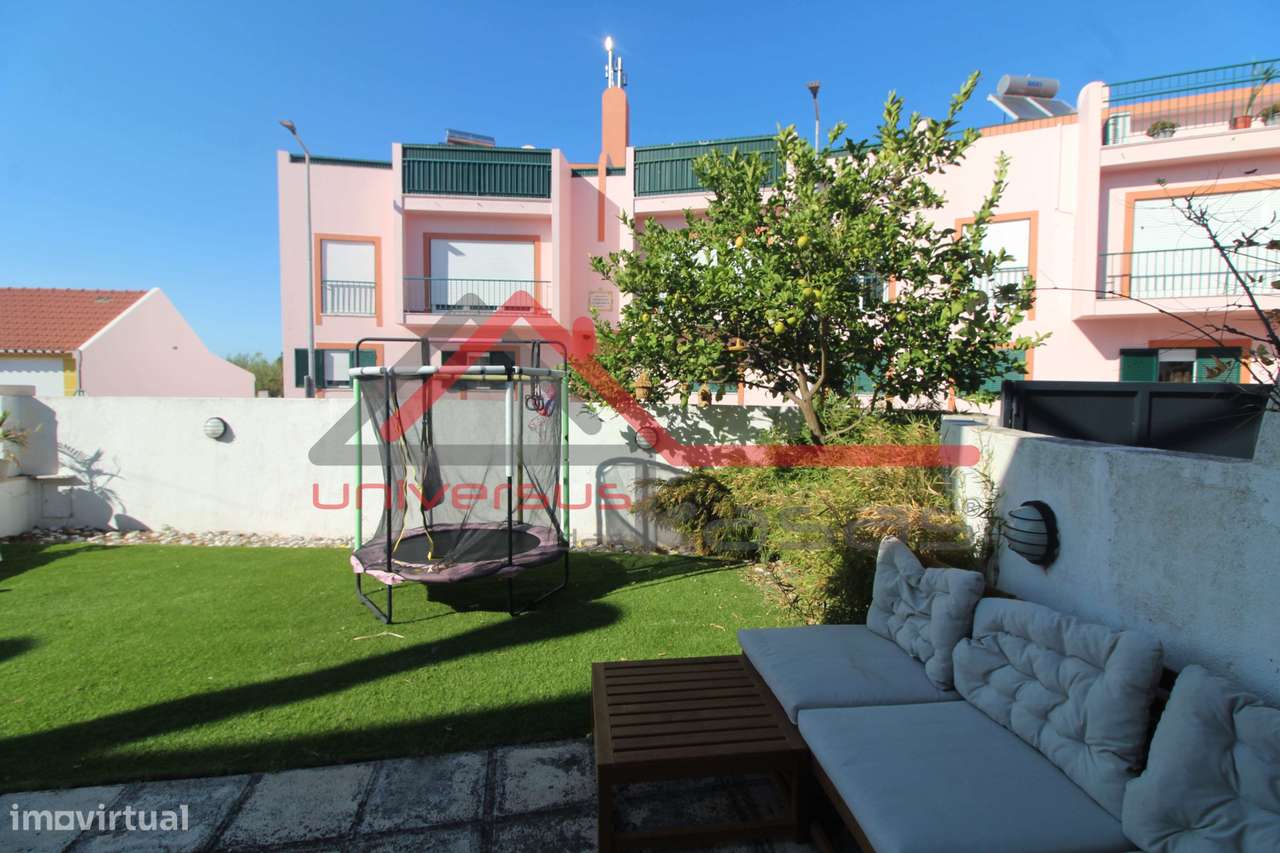 Moradia em Banda V4 com Jardim e Estacionamento na Quinta do Anjo-3