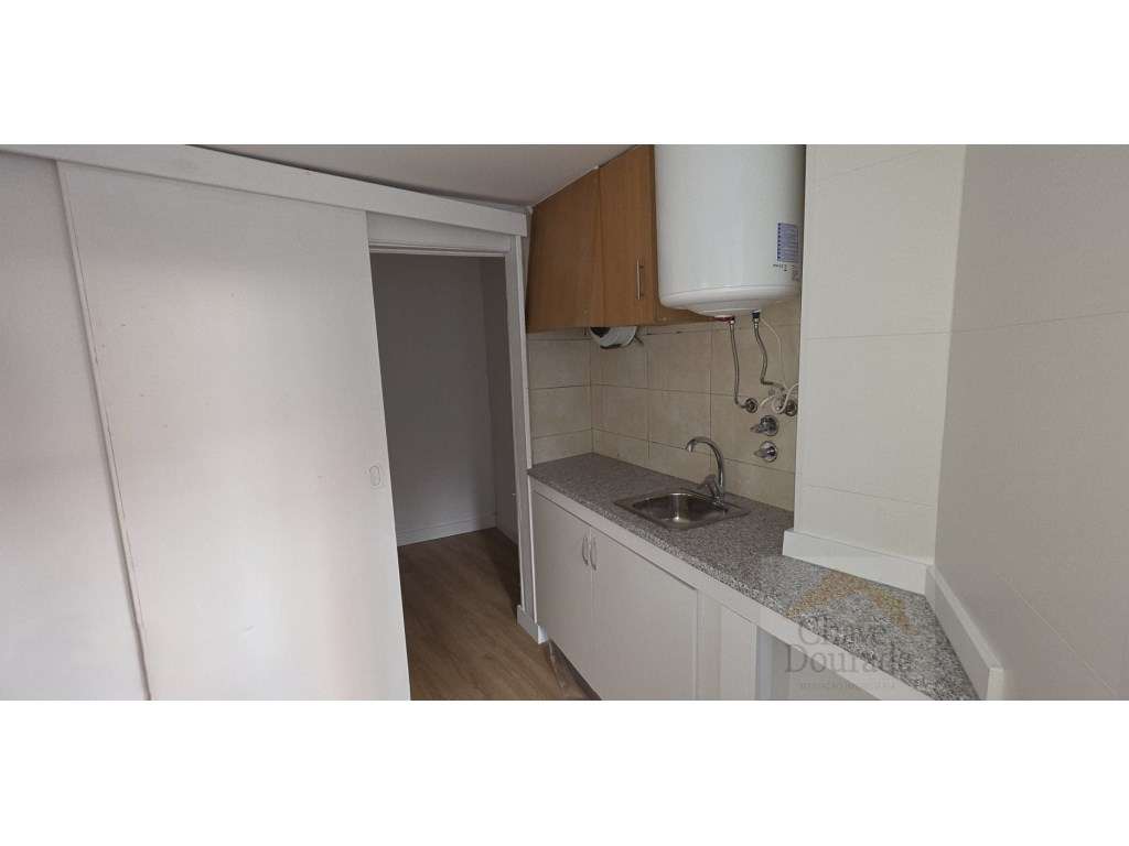 Prédio na Baixa de Coimbra com 3 T1´s-9